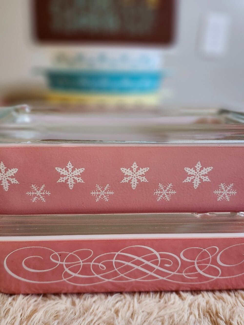 Pyrex jaj pink snowflake with lid